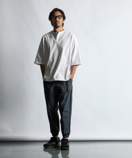 The DUFFER of ST.GEORGE(ザダファーオブセントジョージ)の「COOLMAX 2LAYERS OVER SIZE HENLEY TEE:2層構造 吸水速乾クールマックス オーバーサイズ リラックス ヘンリーTシャツ(Tシャツ/カットソー・メンズ・ホワイト/ブラウン/ライトグレー/ブラック/ブルーグレー・X-LARGE/LARGE/MEDIUM/SMALL/XX-LARGE)」の7枚目の写真
