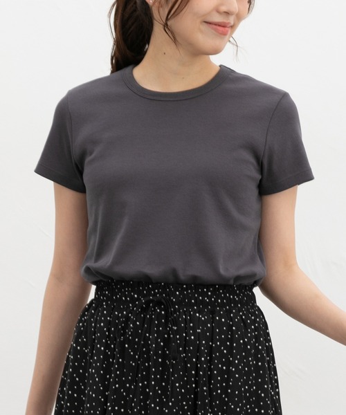 Honeys(ハニーズ)の「【ハニさら・接触冷感・UVカット】半袖コンパクトTシャツ(Tシャツ/カットソー・レディース・ブラック/オフホワイト/ダークベージュ/スミクロ/レッド・S/M/LL/L)」の3枚目の写真