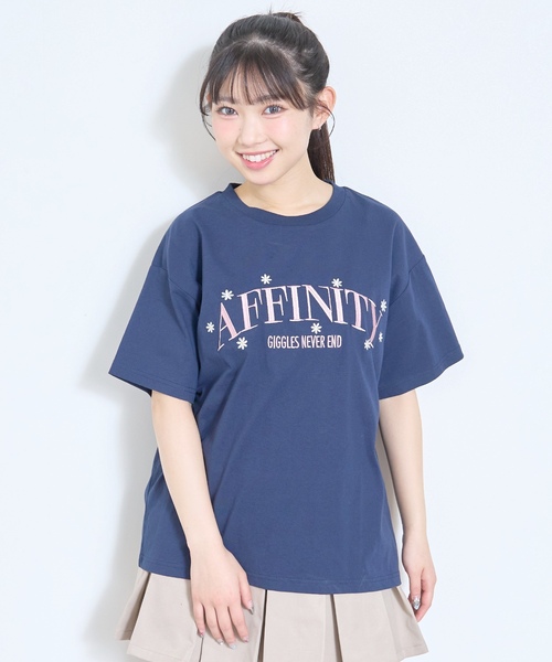 LOVETOXIC（ラブトキシック）の「【秒かわトップス】【GOODPRICE】【綿100%】カレッジフラワー半袖T（Tシャツ/カットソー・キッズ・ネイビー/オフホワイト/イエロー/ピンク・S:140cm/L:160cm/M:150cm/130cm）」の3枚目の写真