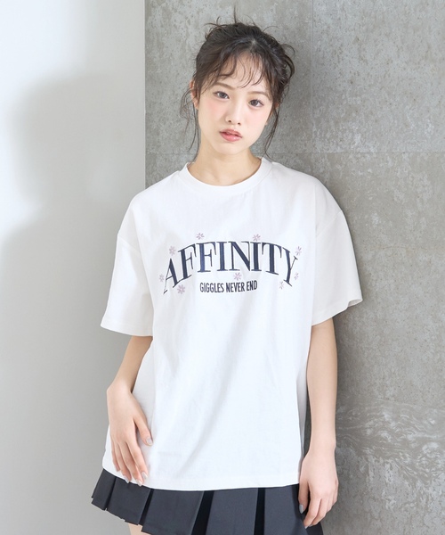 LOVETOXIC（ラブトキシック）の「【秒かわトップス】【GOODPRICE】【綿100%】カレッジフラワー半袖T（Tシャツ/カットソー・キッズ・ネイビー/オフホワイト/イエロー/ピンク・S:140cm/L:160cm/M:150cm/130cm）」の2枚目の写真
