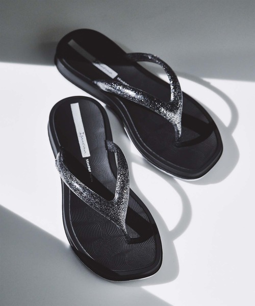 IPANEMA(イパネマ)の「Ipanema / “GLOW TRENDY” サンダル(サンダル・レディース・ブラック系/ブラック×シルバー/ベージュ系/ブラウン系・37/36/35/34/38)」の2枚目の写真