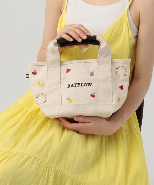BAYFLOW（ベイフロー）の「[サブバッグやランチバッグに]フルーツ刺繍ロゴトートS（トートバッグ・レディース・ブラック/ナチュラル・FREE）」の11枚目の写真