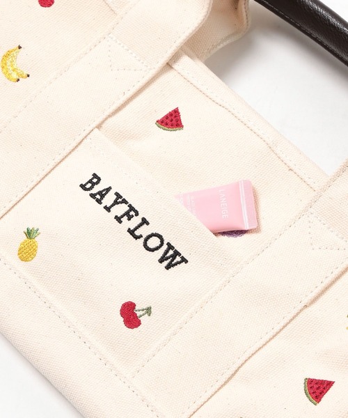 BAYFLOW（ベイフロー）の「[サブバッグやランチバッグに]フルーツ刺繍ロゴトートS（トートバッグ・レディース・ブラック/ナチュラル・FREE）」の13枚目の写真