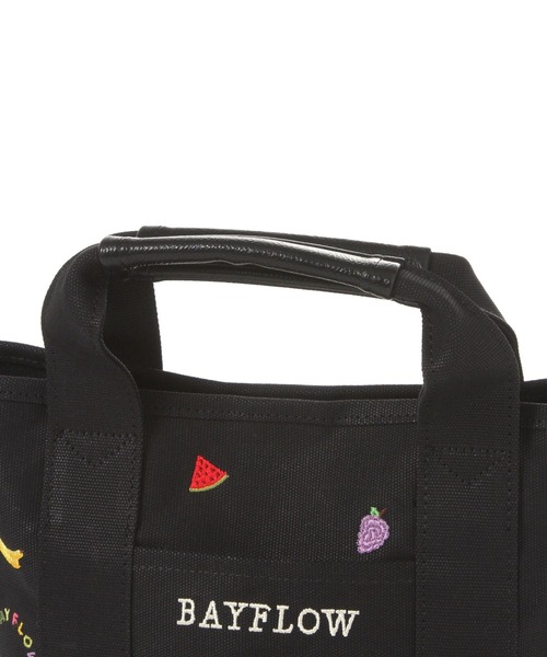BAYFLOW（ベイフロー）の「[サブバッグやランチバッグに]フルーツ刺繍ロゴトートS（トートバッグ・レディース・ブラック/ナチュラル・FREE）」の10枚目の写真