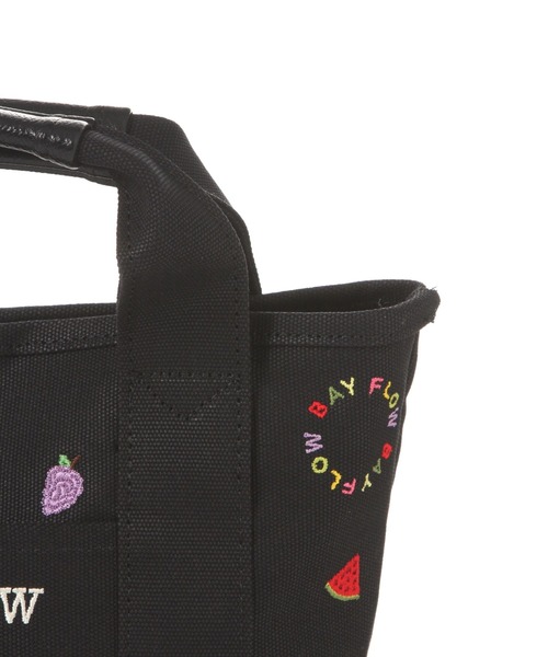BAYFLOW（ベイフロー）の「[サブバッグやランチバッグに]フルーツ刺繍ロゴトートS（トートバッグ・レディース・ブラック/ナチュラル・FREE）」の3枚目の写真