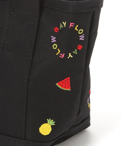 BAYFLOW（ベイフロー）の「[サブバッグやランチバッグに]フルーツ刺繍ロゴトートS（トートバッグ・レディース・ブラック/ナチュラル・FREE）」の4枚目の写真