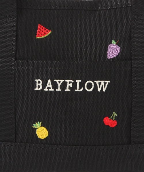 BAYFLOW（ベイフロー）の「[サブバッグやランチバッグに]フルーツ刺繍ロゴトートS（トートバッグ・レディース・ブラック/ナチュラル・FREE）」の5枚目の写真