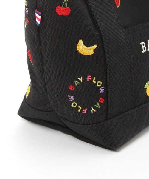 BAYFLOW（ベイフロー）の「[サブバッグやランチバッグに]フルーツ刺繍ロゴトートS（トートバッグ・レディース・ブラック/ナチュラル・FREE）」の6枚目の写真