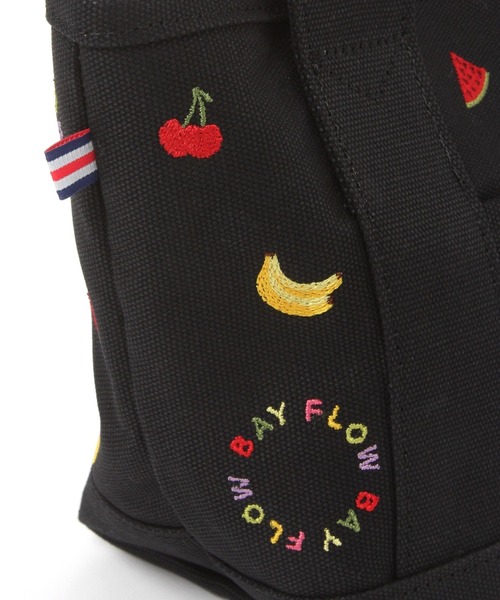 BAYFLOW（ベイフロー）の「[サブバッグやランチバッグに]フルーツ刺繍ロゴトートS（トートバッグ・レディース・ブラック/ナチュラル・FREE）」の7枚目の写真