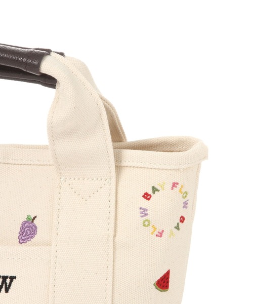 BAYFLOW（ベイフロー）の「[サブバッグやランチバッグに]フルーツ刺繍ロゴトートS（トートバッグ・レディース・ブラック/ナチュラル・FREE）」の19枚目の写真