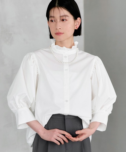 RUIRUE BOUTIQUE(ルイルエブティック)の「洗える | フリル スタンドカラー ・ オーバーブラウス | トップス・ブラウス・シャツ・半袖ブラウス・きれいめブラウス・オフィスカジュアルブラウス・フリルブラウス(シャツ/ブラウス・レディース・ブラック/イエロー/ネイビー/ホワイト/ピンク・L/M)」の2枚目の写真