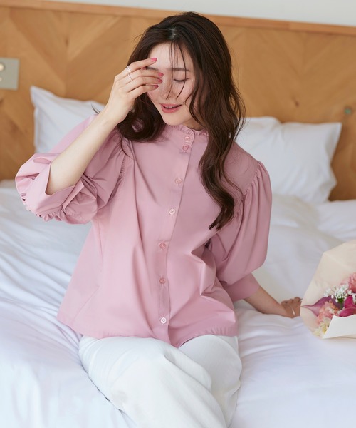 RUIRUE BOUTIQUE(ルイルエブティック)の「洗える | フリル スタンドカラー ・ オーバーブラウス | トップス・ブラウス・シャツ・半袖ブラウス・きれいめブラウス・オフィスカジュアルブラウス・フリルブラウス(シャツ/ブラウス・レディース・ブラック/イエロー/ネイビー/ホワイト/ピンク・L/M)」の1枚目の写真