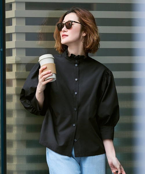 RUIRUE BOUTIQUE(ルイルエブティック)の「洗える | フリル スタンドカラー ・ オーバーブラウス | トップス・ブラウス・シャツ・半袖ブラウス・きれいめブラウス・オフィスカジュアルブラウス・フリルブラウス(シャツ/ブラウス・レディース・ブラック/イエロー/ネイビー/ホワイト/ピンク・L/M)」の3枚目の写真