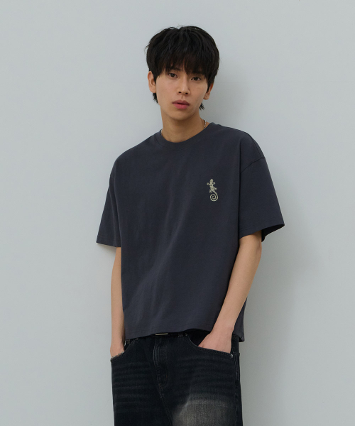 DESIRED（デシレッド）の「フロントグラフィッククロップ半袖Tシャツ-FBSK5805D09（Tシャツ/カットソー・メンズ・ダークグレー・MEDIUM/LARGE/X-LARGE）」の2枚目の写真