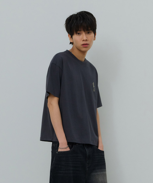 DESIRED（デシレッド）の「フロントグラフィッククロップ半袖Tシャツ-FBSK5805D09（Tシャツ/カットソー・メンズ・ダークグレー・MEDIUM/LARGE/X-LARGE）」の3枚目の写真