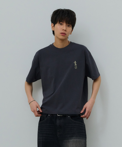 DESIRED（デシレッド）の「フロントグラフィッククロップ半袖Tシャツ-FBSK5805D09（Tシャツ/カットソー・メンズ・ダークグレー・MEDIUM/LARGE/X-LARGE）」の4枚目の写真