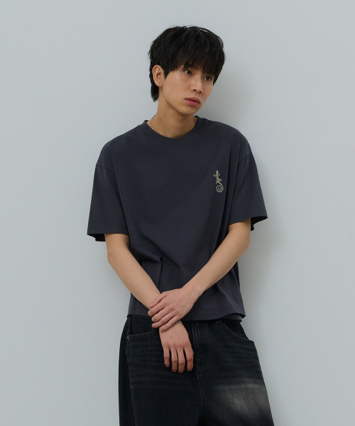 DESIRED（デシレッド）の「フロントグラフィッククロップ半袖Tシャツ-FBSK5805D09（Tシャツ/カットソー・メンズ・ダークグレー・MEDIUM/LARGE/X-LARGE）」の5枚目の写真