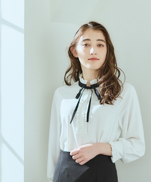 12Twelve Agenda(トゥエルブ アジェンダ)の「配色ナロータイフリルブラウス(シャツ/ブラウス・レディース・ベージュ/サックスブルー/オフホワイト・M)」の2枚目の写真