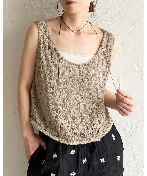 She's Closet(シーズクローゼット)の「ショート丈 深Uネック 透かし編み メッシュニットベスト / サマーニットビスチェ(ベスト・レディース・アイボリー/ブラウン/ブラック/ライトベージュ・FREE)」の4枚目の写真