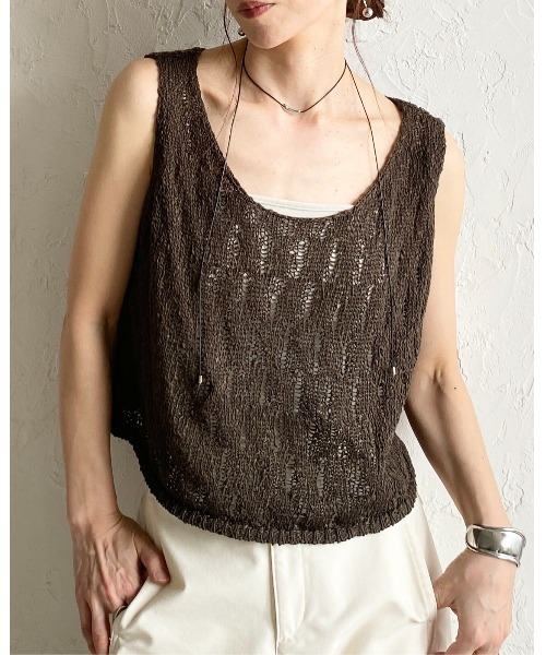 She's Closet(シーズクローゼット)の「ショート丈 深Uネック 透かし編み メッシュニットベスト / サマーニットビスチェ(ベスト・レディース・アイボリー/ブラウン/ブラック/ライトベージュ・FREE)」の15枚目の写真