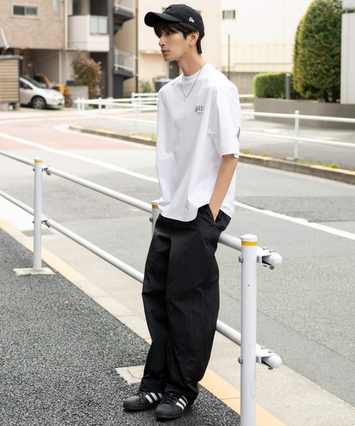 WEGO(ウィゴー)の「WEGO/【26年春夏新作】アクセ付キBIGロゴT(Tシャツ/カットソー・メンズ・ホワイト/ブラック・LARGE/MEDIUM)」の5枚目の写真