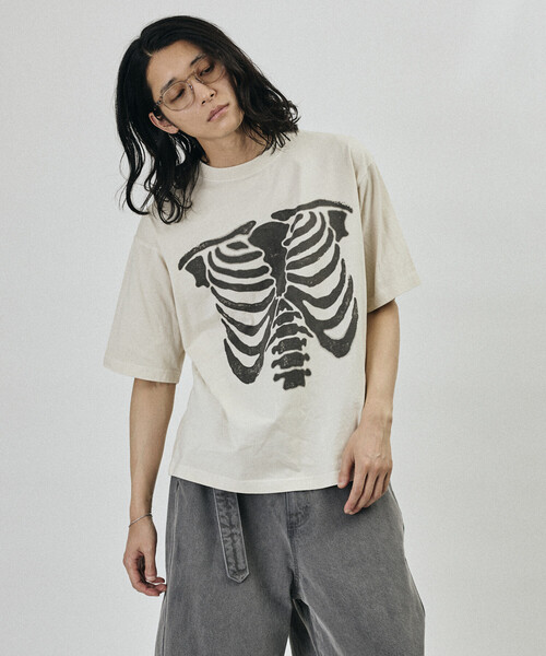 FREAK'S STORE(フリークスストア)の「ボーンプリント パウダーブリーチ クルーネックTシャツ(Tシャツ/カットソー・メンズ・ブラック/ホワイト・LARGE/MEDIUM/SMALL)」の1枚目の写真
