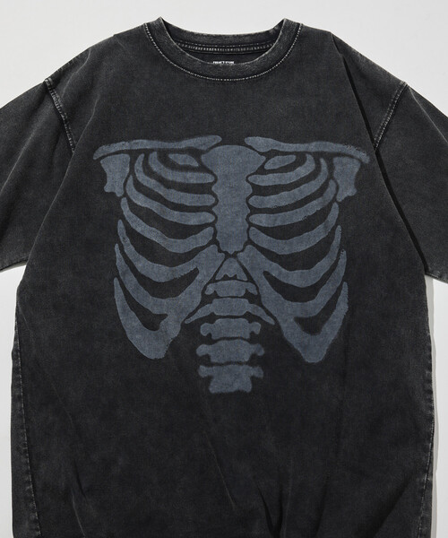 FREAK'S STORE(フリークスストア)の「ボーンプリント パウダーブリーチ クルーネックTシャツ(Tシャツ/カットソー・メンズ・ブラック/ホワイト・LARGE/MEDIUM/SMALL)」の5枚目の写真