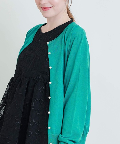 PICCIN PERLA(ピッチンペルラ)の「接触冷感UVカットパールボタンシアーカーディガン(カーディガン/ボレロ・レディース・オフホワイト/ブラック/エメラルド/チェリーピンク/ブルー・M)」の3枚目の写真