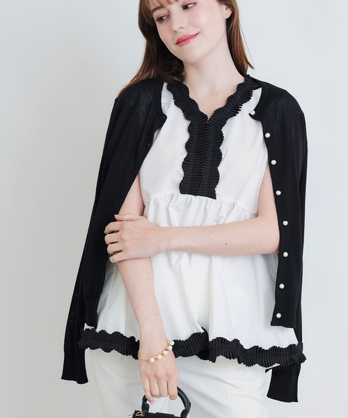 PICCIN PERLA(ピッチンペルラ)の「接触冷感UVカットパールボタンシアーカーディガン(カーディガン/ボレロ・レディース・オフホワイト/ブラック/エメラルド/チェリーピンク/ブルー・M)」の2枚目の写真