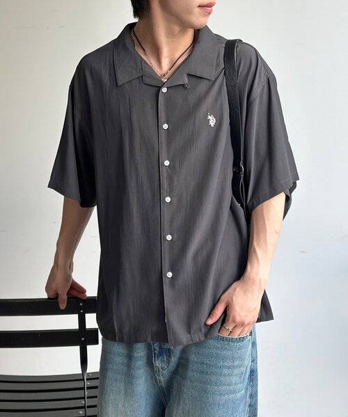 U.S. POLO ASSN.(ユーエスポロアッスン)の「【U.S. POLO ASSN.】シルクタッチ開襟シャツ(シャツ/ブラウス・メンズ・ネイビー/ブラウン/ホワイト/チャコールグレー/グレー・LARGE/MEDIUM)」の2枚目の写真