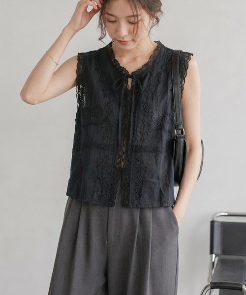 sakishimatokyo（サキシマトーキョー）の「フロントリボン 刺繍使いレースベスト（ベスト・レディース・ブラック/ホワイト・FREE）」の2枚目の写真