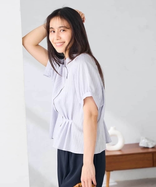 a.v.v(アーヴェヴェ)の「ストライプペプラムクロップドシャツ(シャツ/ブラウス・レディース・ダークインディゴブルー/アイボリー/モカ・38/40)」の4枚目の写真