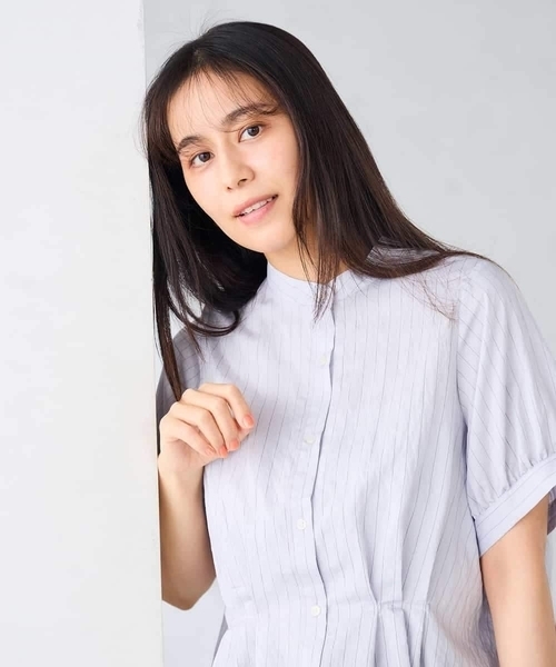 a.v.v(アーヴェヴェ)の「ストライプペプラムクロップドシャツ(シャツ/ブラウス・レディース・ダークインディゴブルー/アイボリー/モカ・38/40)」の13枚目の写真