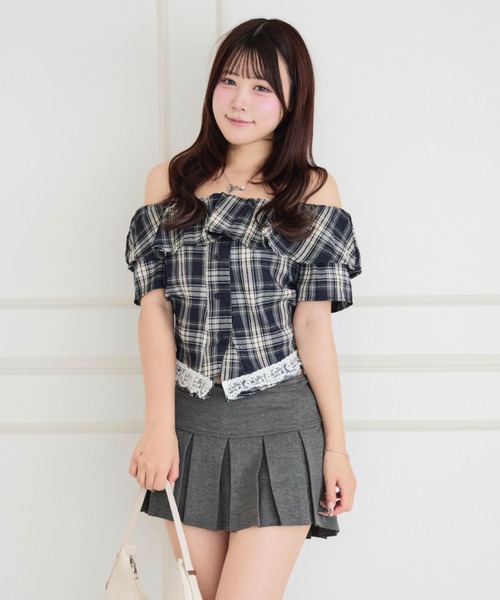 ALLuRing ChaRm(アリュリングチャーム)の「Off-shoulder Check Lace Top / オフショルダーチェックレーストップス(Tシャツ/カットソー・レディース・ホワイト/ライトブルー/ネイビー・FREE)」の1枚目の写真