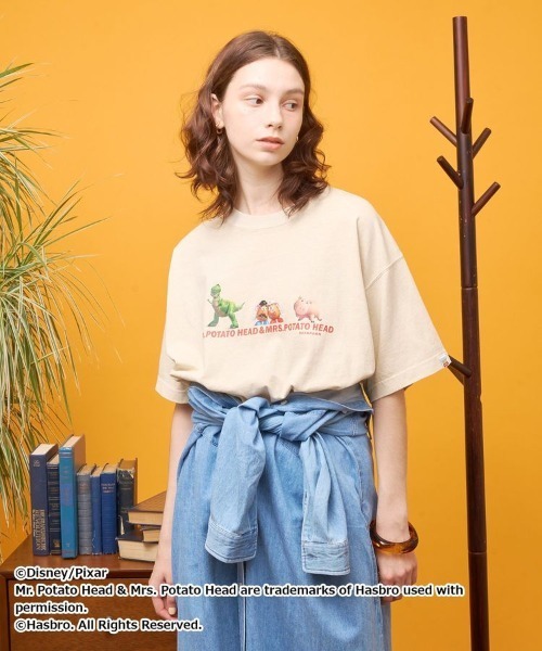 Disney(ディズニー)の「【TOY STORY】ヴィンテージ加工グラフィックTシャツ(Tシャツ/カットソー・レディース・ベージュ/オフホワイト・FREE)」の1枚目の写真