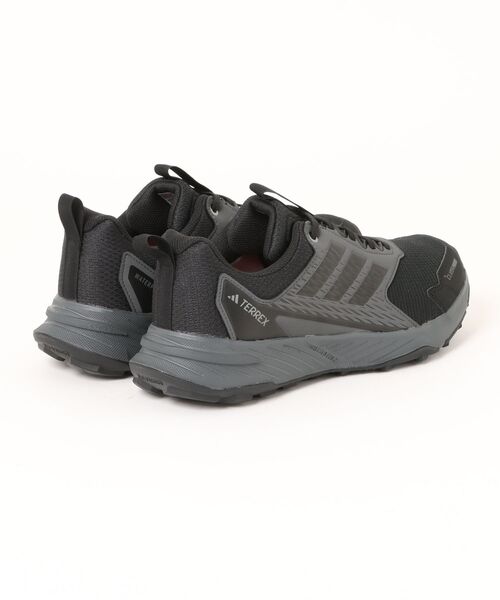 adidas(アディダス)の「adidas アディダス TERREX TRACEFINDER 2 CLIMA【防水透湿】メンズスニーカー(テレックストレースファインダー2クライマ) JI0274 コアブラック/グレーシックス(スニーカー・メンズ・ブラック×ブラック・25.5cm/26.0cm/26.5cm/27.0cm/27.5cm/28.0cm/29.0cm)」の2枚目の写真