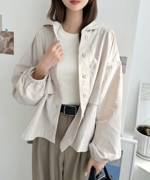 Eclat one(エクラワン)の「【撥水加工/雨対策】サッと羽織れてデイリーからアウトドアまで。ナイロンワッシャーフード(ブルゾン・レディース・スミクロ/グレイッシュベージュ/オリーブ・FREE)」の11枚目の写真