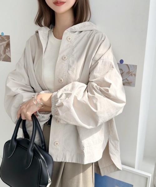 Eclat one(エクラワン)の「【撥水加工/雨対策】サッと羽織れてデイリーからアウトドアまで。ナイロンワッシャーフード(ブルゾン・レディース・スミクロ/グレイッシュベージュ/オリーブ・FREE)」の8枚目の写真