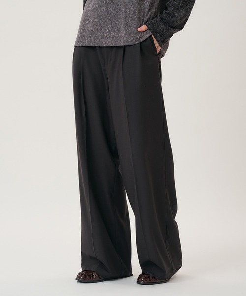 Perushu(ペルーシュ)の「2TUCK CLOTH STRAIGHT SLACKS/2タッククロスストレートスラックス(スラックス・メンズ・ブラック/グレー/ブラウン・LARGE/SMALL/MEDIUM)」の1枚目の写真