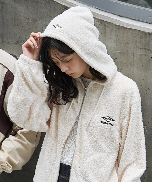 FREAK'S STORE（フリークスストア）の「UMBRO × FREAK'S STORE/アンブロ 別注 Boucle Hoodie/別注 ブークレ フ―ディー（その他アウター・レディース・オフホワイト/ブラウン/ブラック・ﾌﾘ-）」の2枚目の写真