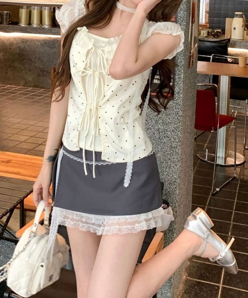 Emilie(エミリー)の「ドット柄 レイヤード風 リボン 半袖トップス チョーカー付き(Tシャツ/カットソー・レディース・アイボリー・FREE)」の2枚目の写真