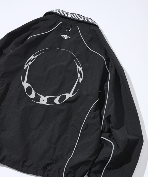 FREAK'S STORE(フリークスストア)の「UMBRO × ONE OR EIGHT ナイロン トラックジャケット(ブルゾン・メンズ・ブラック・LARGE/SMALL/MEDIUM/X-LARGE)」の16枚目の写真
