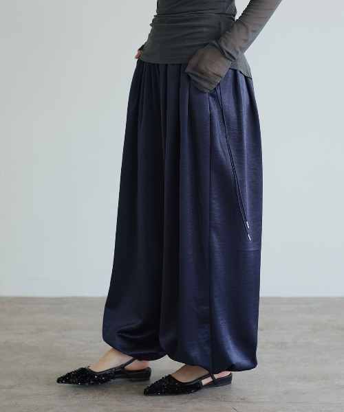 W:Huku(フーク)の「【W:Huku シルキーサテン】サイド ドロスト バルーンパンツ / Silky Satin Side-Drawstring Balloon Pants(その他パンツ・レディース・ブラウン/ピンク/ネイビー/オフホワイト・FREE)」の15枚目の写真