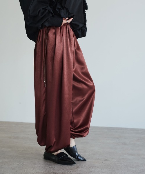 W:Huku(フーク)の「【W:Huku シルキーサテン】サイド ドロスト バルーンパンツ / Silky Satin Side-Drawstring Balloon Pants(その他パンツ・レディース・ブラウン/ピンク/ネイビー/オフホワイト・FREE)」の6枚目の写真