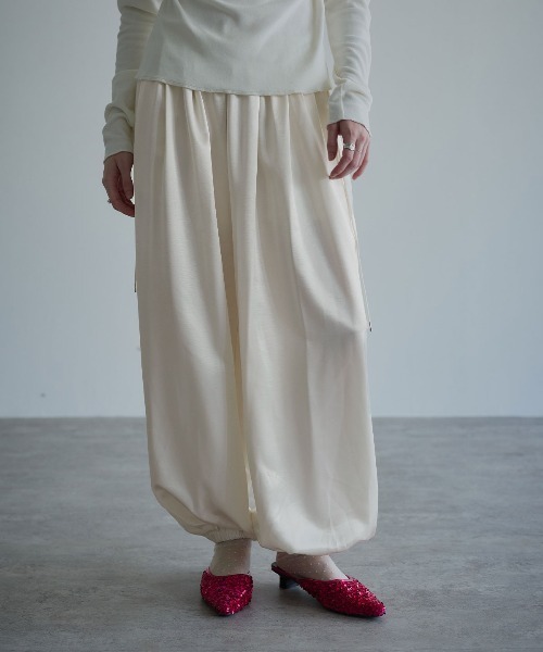 W:Huku(フーク)の「【W:Huku シルキーサテン】サイド ドロスト バルーンパンツ / Silky Satin Side-Drawstring Balloon Pants(その他パンツ・レディース・ブラウン/ピンク/ネイビー/オフホワイト・FREE)」の8枚目の写真
