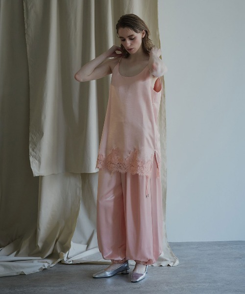 W:Huku(フーク)の「【W:Huku シルキーサテン】サイド ドロスト バルーンパンツ / Silky Satin Side-Drawstring Balloon Pants(その他パンツ・レディース・ブラウン/ピンク/ネイビー/オフホワイト・FREE)」の16枚目の写真