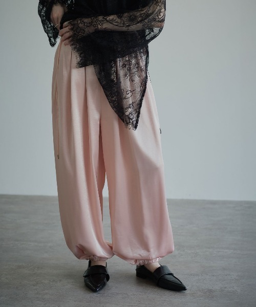 W:Huku(フーク)の「【W:Huku シルキーサテン】サイド ドロスト バルーンパンツ / Silky Satin Side-Drawstring Balloon Pants(その他パンツ・レディース・ブラウン/ピンク/ネイビー/オフホワイト・FREE)」の17枚目の写真
