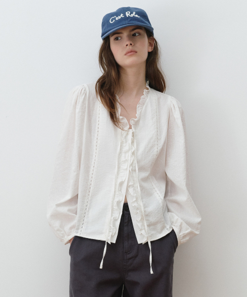ROLAROLA(ロラロラ)の「LOOSE FIT FRILL BLOUSE WHITE(シャツ/ブラウス・レディース・ホワイト・FREE)」の1枚目の写真