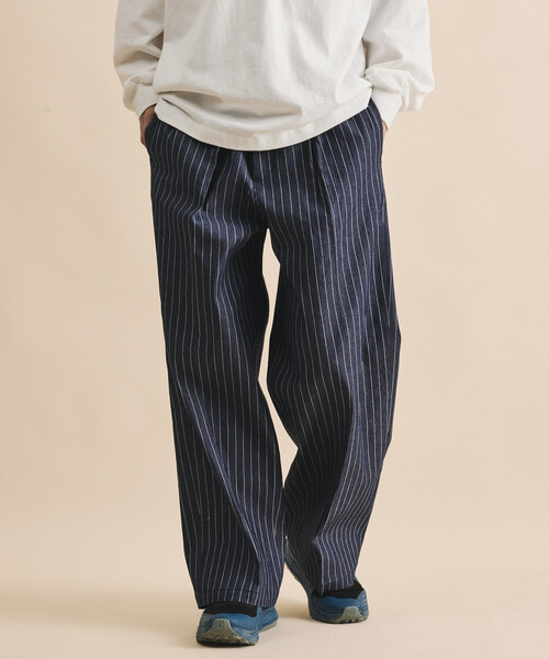 FREAK'S STORE(フリークスストア)の「ワイドストレートシルエット 1タック ストライプ スラックス(スラックス・メンズ・ネイビー/ブラック・LARGE/MEDIUM/SMALL)」の1枚目の写真