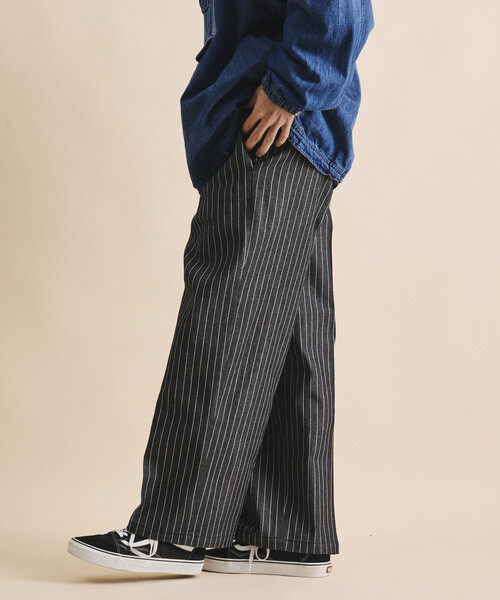 FREAK'S STORE(フリークスストア)の「ワイドストレートシルエット 1タック ストライプ スラックス(スラックス・メンズ・ネイビー/ブラック・LARGE/MEDIUM/SMALL)」の2枚目の写真